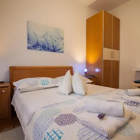 Superb 3 Bedrooms, 2 Baths With Terrace And Free Parking *