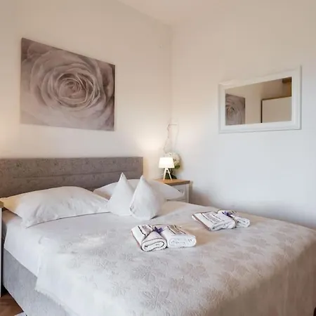 Superb 3 Bedrooms, 2 Baths With Terrace And Free Parking Bol