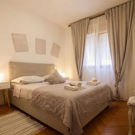 Superb 3 Bedrooms, 2 Baths With Terrace And Free Parking Appartamento