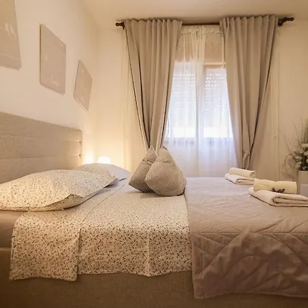 Superb 3 Bedrooms, 2 Baths With Terrace And Free Parking *